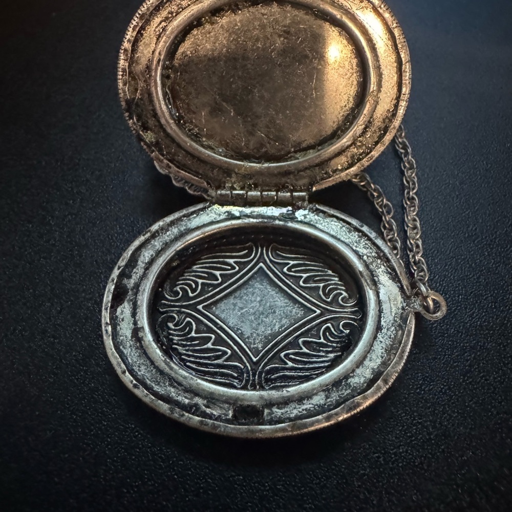 Vintage Large Locket Necklace 2.5 inches long - Picture 4 of 7